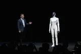 Làm robot quá giống người, hãng xe điện Trung Quốc phải 'bóc chân' robot trực tiếp trên sân khấu để chứng minh