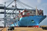 Khoảnh khắc Việt Nam lần đầu tiên đón siêu tàu container lớn nhất thế giới, dài gấp 5 lần máy bay Airbus A380 cập cảng