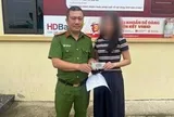 Cô gái trẻ lập tức rút toàn bộ số tiền được chuyển khoản, mang đến trụ sở công an