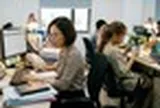Đồng nghiệp gen Z vừa than 'bị dí deadline’ vừa miệt mài xem TikTok