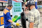 Giá xăng giảm mạnh gần 1.500 đồng/lít
