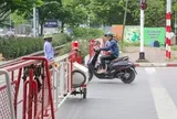 Những người đi xe máy có thói quen qua đường sắt kiểu này sẽ bị phạt ngay 6.000.000 đồng