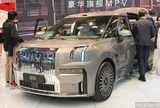 'Chuyên cơ mặt đất' Zeekr 009 lộ giá tại Việt Nam: Mạnh 912 mã lực, ghế xoay như phòng họp, sạc đầy chạy 720 km