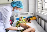Tưởng đau cơ do vận động, bé trai rơi vào sốc nhiễm khuẩn do tụ cầu vàng
