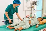 Ăn món quen thuộc, 3 anh em nhỏ cùng nhập viện cấp cứu