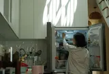 Đến thăm con gái, người phụ nữ rơi nước mắt khi mở tủ lạnh nhà thông gia giàu