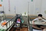 Bức ảnh 2 anh em cùng nằm viện và "những ngày suy sụp đến mức không cả dám gục xuống", khiến nhiều mẹ có con nhỏ đồng cảm