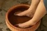 Cụ ông 65 tuổi ngâm chân nước muối mỗi ngày, 5 tháng bác sĩ kinh ngạc :"90% mọi người không làm được như ông"