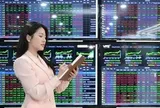 Sếp doanh nghiệp và người nhà 'đua' bắt đáy cổ phiếu
