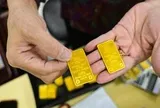 Vàng, chứng khoán... cùng lao dốc, làm sao để không mất tiền?