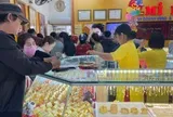 Khách đông nghẹt, tiệm vàng lâu đời tại TP.HCM giới hạn bán mỗi người 5 chỉ