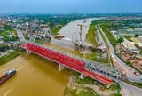 Ít ngày nữa sẽ hợp long cây cầu hơn 1.800 tỷ nối Hà Nội với "thủ phủ công nghiệp" nước ta, thay thế cây cầu hơn 120 năm tuổi