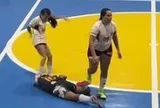 Video gây sốc ở giải futsal Brazil, nữ cầu thủ liên tiếp sút vào đầu đối thủ 'rất dã man'