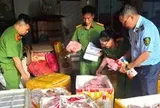 Đột kích 2 kho thực phẩm, phát hiện gần 1 tấn thịt heo, đùi gà không rõ nguồn gốc đang bốc mùi nồng nặc