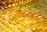 Giá vàng hôm nay (4/8): Tụt dốc về mức thấp