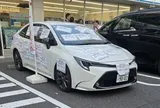 Xe Toyota đỗ lì nhiều ngày trước cửa hàng, chủ bãi xe cũng bó tay