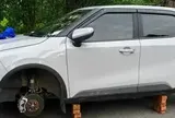 Ô tô đỗ qua đêm ở khu đô thị bị trộm mất 2 bánh