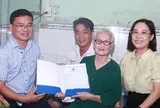 Cụ bà 90 tuổi lần đầu có giấy khai sinh: 'Mừng quá, tôi ngủ không được'