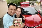 NSND Tự Long tặng vợ VinFast VF 5 đỏ rực, nhưng đây mới là thứ gây chú ý