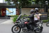 Chiêu marketing độc lạ của Thế Giới Di Động: Tung dàn 'shipper VIP' mặc vest đen đi giao điện thoại