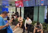 60 chuyến bay ảnh hưởng, nửa đêm hành khách mệt mỏi chờ đợi ở sân bay