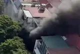 Cháy nhà liền kề tại khu đô thị Phùng Khoang, khói đen cuồn cuộn