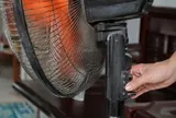 Vì sao nhiều nhà bật quạt số lớn nhất mà gió vẫn yếu? Thợ sửa chữa chỉ ra 1 nguyên nhân phổ biến