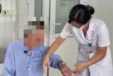 Người đàn ông 41 tuổi yếu tay chân, không thể tự đi lại vì lý do này