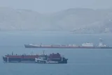 Dầu múc lên không kịp bán, tàu phải chờ 30 ngày mới đến lượt nhận hàng - Venezuela vẫn chưa vui nổi