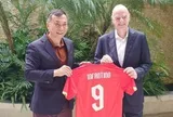 VFF tặng Chủ tịch FIFA áo đấu tuyển Việt Nam in số Đình Bắc