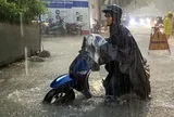 Nguyên nhân Hà Nội mưa như trút chiều tối nay?