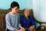 Học viện Ngân hàng miễn học phí cho nữ SV Ninh Bình không còn cha mẹ, làm thêm kiếm sống
