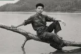 Bức ảnh lãng mạn anh bộ đội ngồi trên cây gỗ giữa sông tìm thấy trong mộ liệt sĩ ở Bình Định