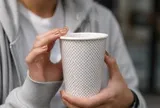 Cà phê nóng trong ly giấy, chuyện gì xảy ra bên trong chiếc ly?