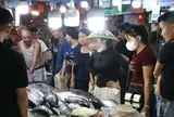 Du khách chen chân đi chợ mua hải sản Quảng Ninh