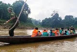 Bộ đội dùng thuyền chở học sinh qua sông dự ngày khai trường