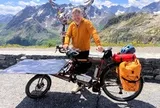 Tự chế xe đạp điện không cần sạc đi khắp thế giới, vượt cả dãy Alps
