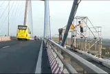 Người đàn ông leo lên hành lang cầu Mỹ Thuận 1 tập thể dục hết sức nguy hiểm