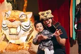 Người dân thích thú ngắm cóc khổng lồ 'kiện trời' giữa đình cổ TP.HCM