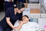 Cô giáo lao ra cứu bé 2 tuổi, bị xe tải cán qua hai chân