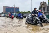 Nhiều tuyến phố Hà Nội ngập sau mưa lớn suốt đêm, xe cộ kẹt cứng qua cầu Vĩnh Tuy