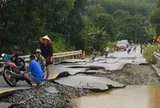 Nước lũ rút, mặt đường quốc lộ hiện ra như 'bánh đa vỡ'