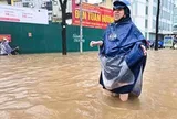 Đường Hà Nội biến thành sông sau cơn mưa lớn, người dân phải lội bộ đi làm