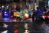 Mưa lớn giờ cao điểm tại TP.HCM: Nhiều tuyến đường ngập sâu, giao thông cầu vượt Hàng Xanh ùn ứ