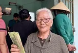 Quyết định mỗi người được nhận 300.000 đồng từ ngân sách cấp tỉnh, dịp gì và ai thuộc nhóm đối tượng hưởng?