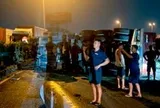 Xe chở cọc bê tông lật đổ xuống đường gây tai nạn liên hoàn, quốc lộ 5 ùn tắc cả hai chiều