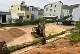 Mưa lớn cuốn đất đá tràn vào khu dân cư tại Gia Lai
