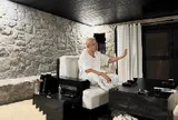 Ông Đặng Lê Nguyên Vũ có căn nhà hang đá kỳ lạ giữa trang trại 600ha: Cửa tròn màu đen, không tivi, không wifi, ở ẩn tại đây suốt 10 năm