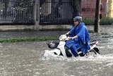 Mưa lớn ở Đồng Nai, nước từ hẻm tuôn như thác, nhiều tuyến đường ùn tắc