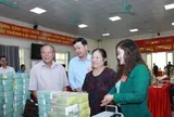 Thấy gì việc người dân nhận bao tải tiền bồi thường giải phóng mặt bằng?